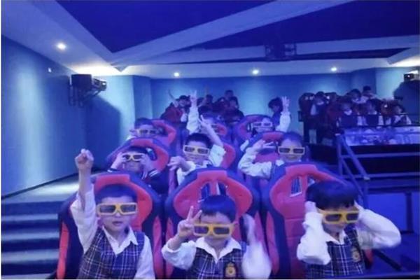 小朋友在體驗(yàn)3D影院 小朋友在體驗(yàn)3D影院